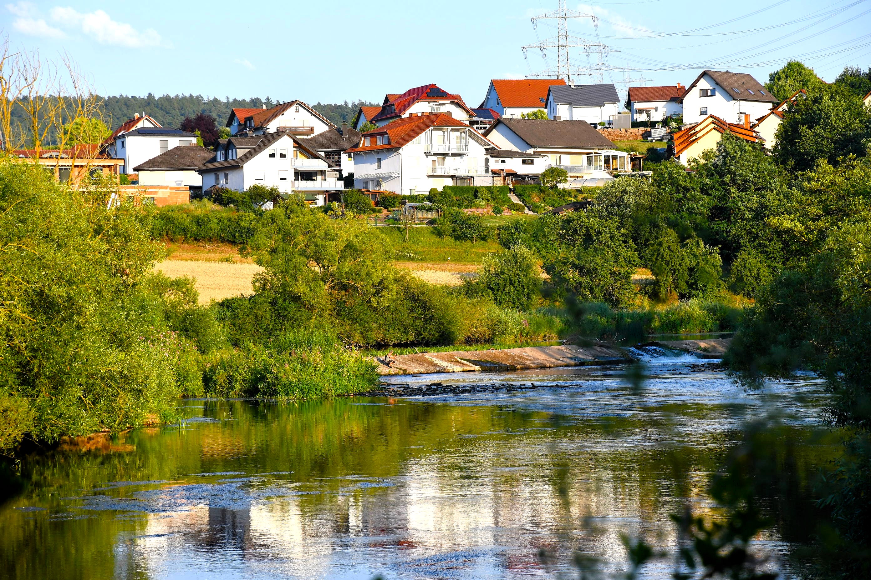Blick über die Fulda auf die Neustadt von Mecklar