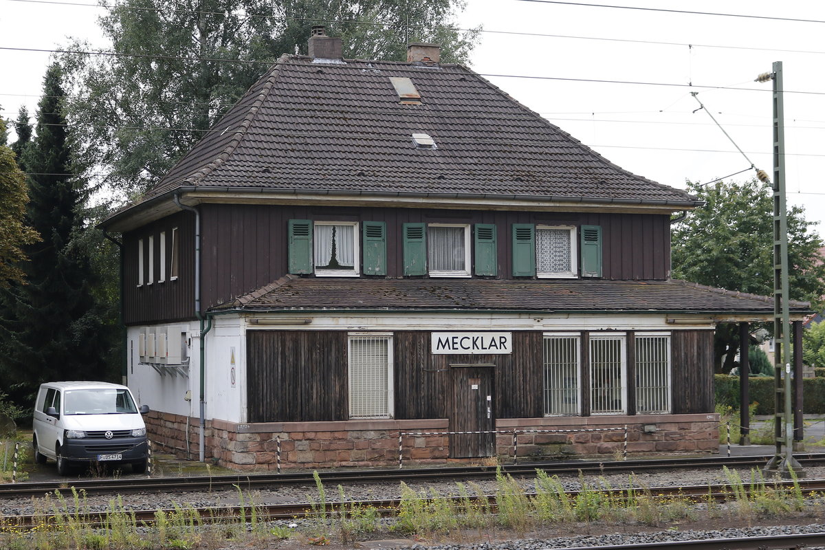 Das Bahnhofsgebäude Mecklar an der Strecke Bebra–Fulda