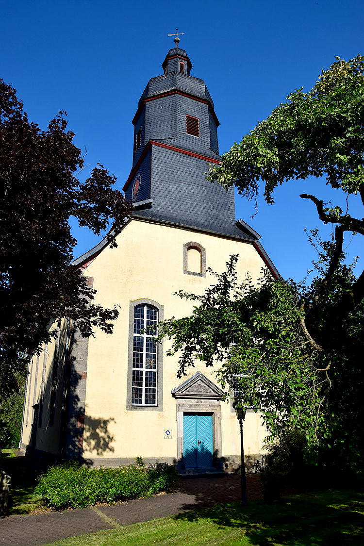 Die Kirche Mecklar vor blauem Himmel