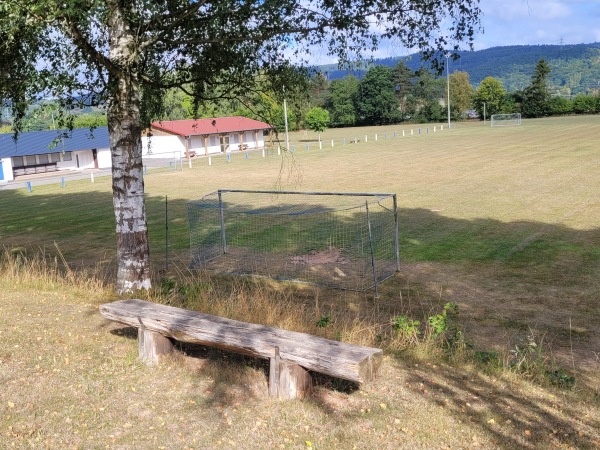 Sportplatz des TSV Mecklar mit Vereinsheim